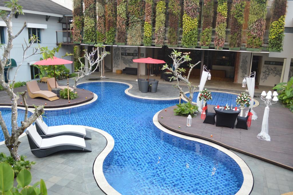 Patra Bandung Hotel Exterior foto