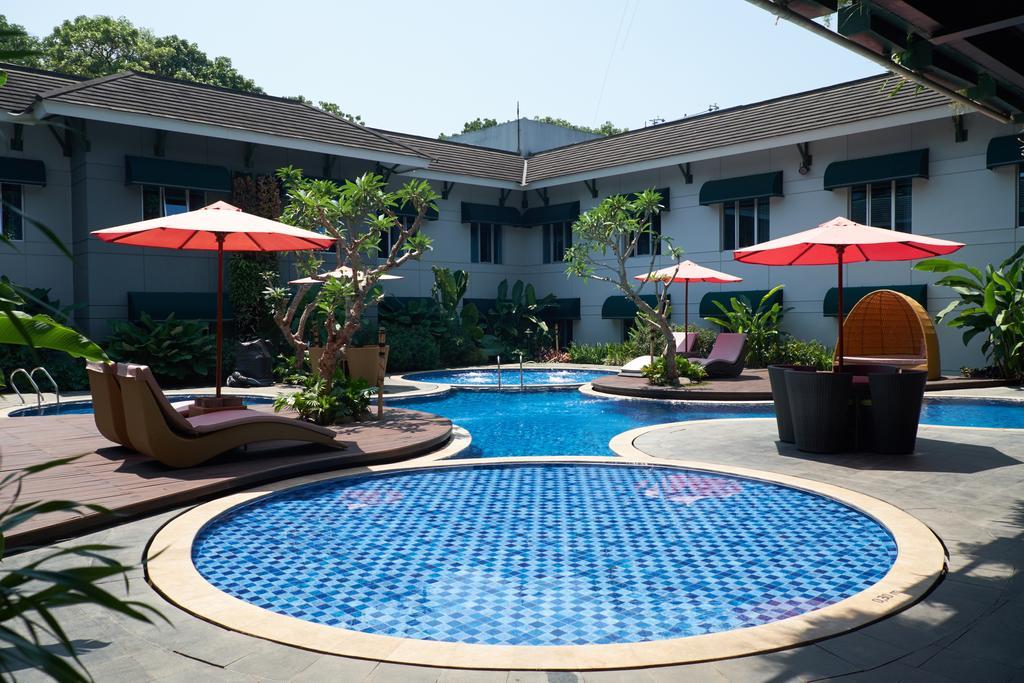 Patra Bandung Hotel Exterior foto
