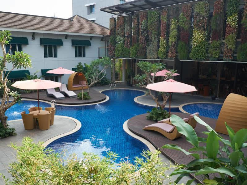 Patra Bandung Hotel Exterior foto